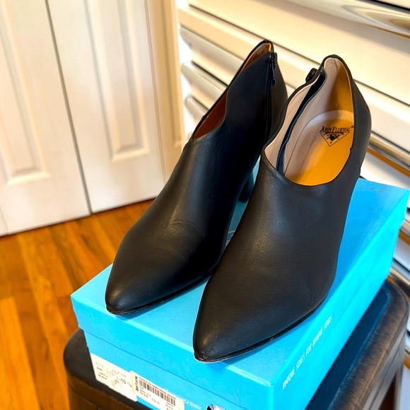 John Fluevog Poser Asymmetrical Bootie Women’s Sz 10.5. Worn once.Black leather - Picture 1 of 9